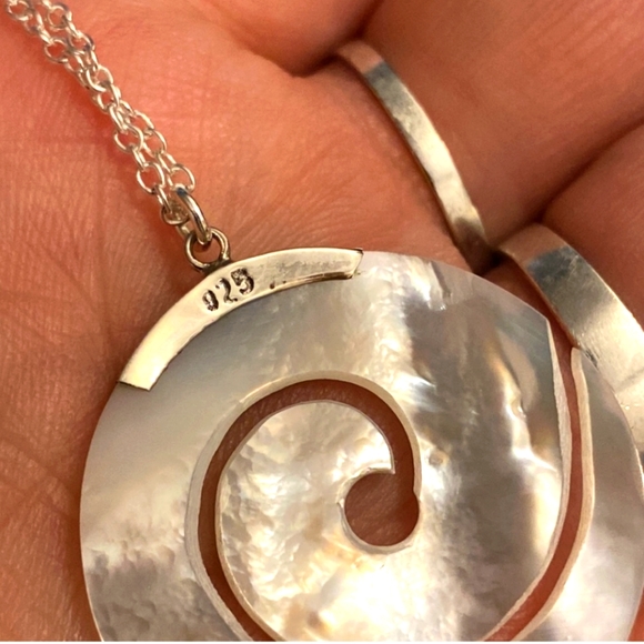 Gorgeous vintage mother Pearl and sterling silver tribal/ abstract neckl… - Picture 3 of 3